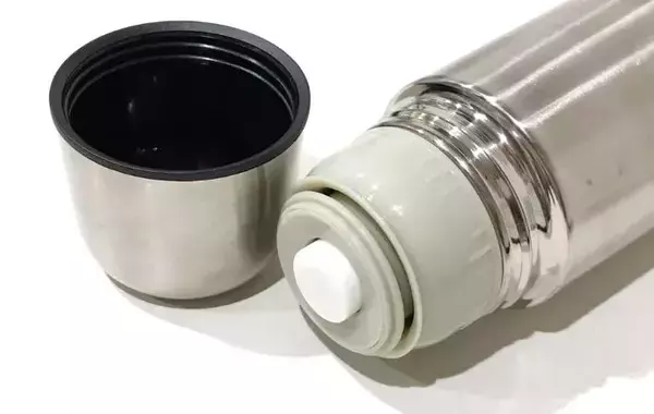 水筒の底の汚れ、どう落とす？　漬けて待つだけの解決法に「感動した」「気持ちいい」【家事テク4選】