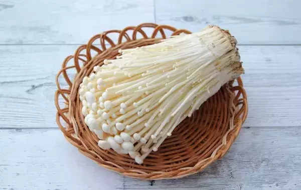 片栗粉をまぶして焼くだけ！　エノキの調理テクに「箸が止まらない」「即完食」【野菜レシピ4選】