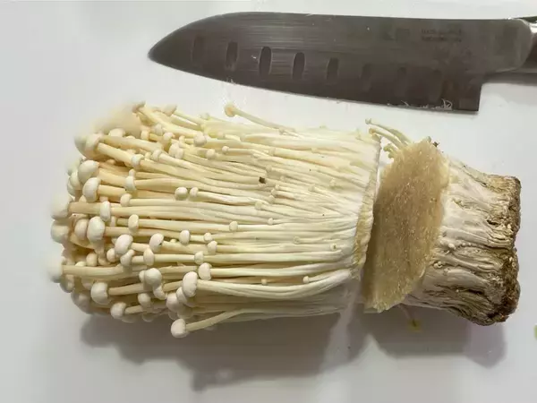 片栗粉をまぶして焼くだけ！　エノキの調理テクに「箸が止まらない」「即完食」【野菜レシピ4選】
