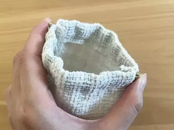 巾着袋の『紐』を抜いたら…　できたものが“お出かけ先”で大活躍！【手順2つ】