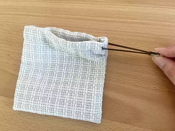 巾着袋の『紐』を抜いたら…　できたものが“お出かけ先”で大活躍！【手順2つ】