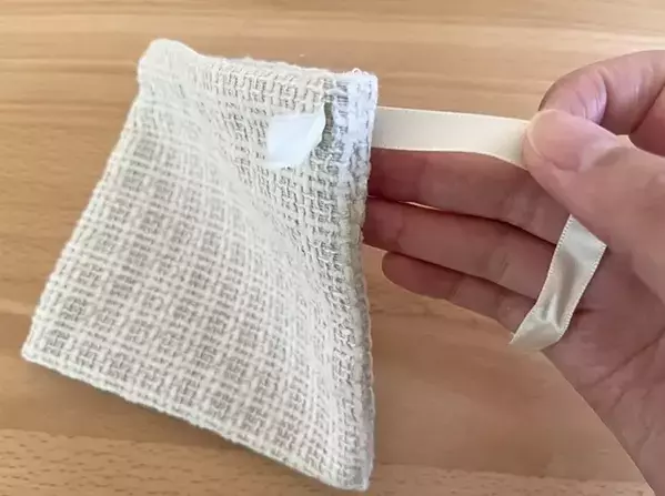 巾着袋の『紐』を抜いたら…　できたものが“お出かけ先”で大活躍！【手順2つ】