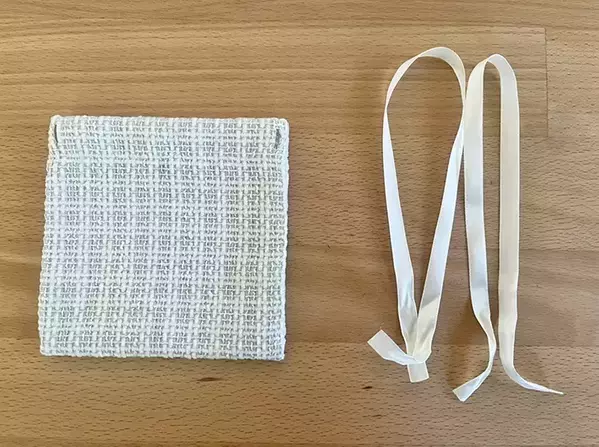 巾着袋の『紐』を抜いたら…　できたものが“お出かけ先”で大活躍！【手順2つ】