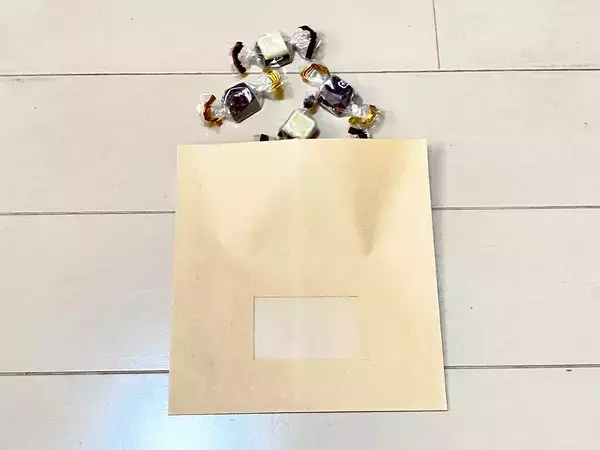 余った茶封筒を切ったら…　プレゼントが“カワイイ見える化”成功！