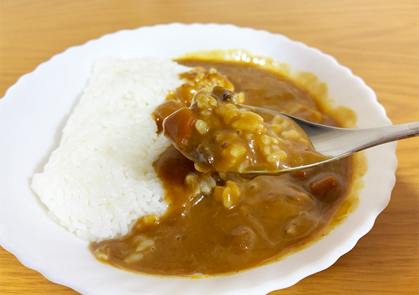 もう普通のレトルトカレーに戻れない！　上から垂らしたのが…「スプーンが止まりません」
