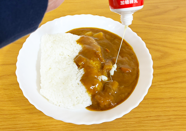 もう普通のレトルトカレーに戻れない！　上から垂らしたのが…「スプーンが止まりません」