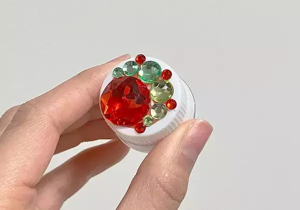 空ペットボトル2本でDIY　小物収納に変身した驚き結果が…