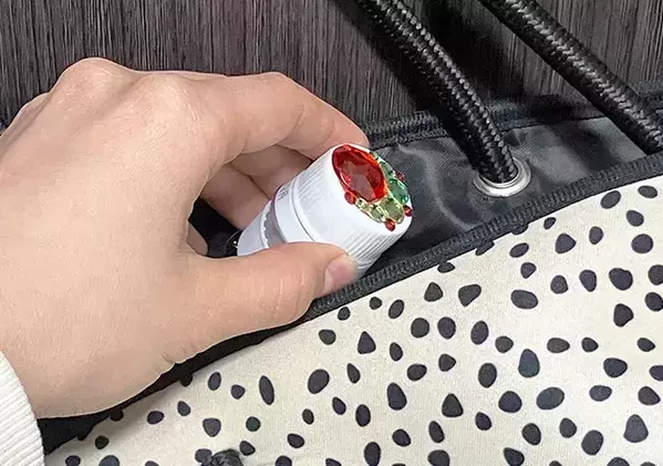 空ペットボトル2本でDIY　小物収納に変身した驚き結果が…