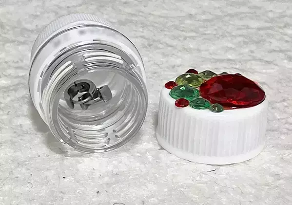 空ペットボトル2本でDIY　小物収納に変身した驚き結果が…