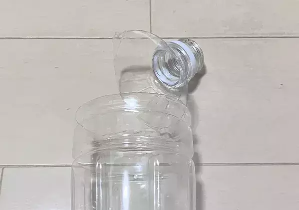 空ペットボトル2本でDIY　小物収納に変身した驚き結果が…