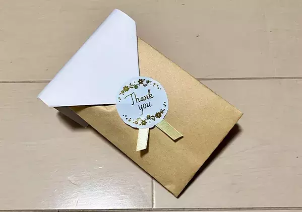 プレゼントの見栄えがグッとアップ！　“仕掛け”に驚く“茶封筒”ラッピング