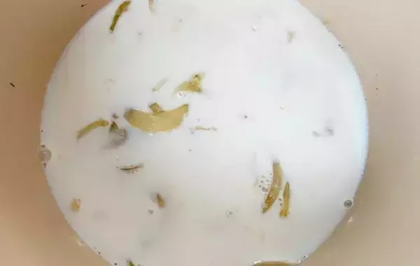 スーパーの安いカニカマが、贅沢な味に！？　タマネギに牛乳を入れて…