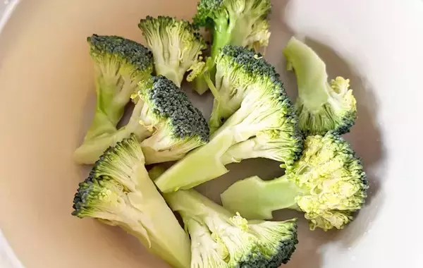 スーパーの安いカニカマが、贅沢な味に！？　タマネギに牛乳を入れて…