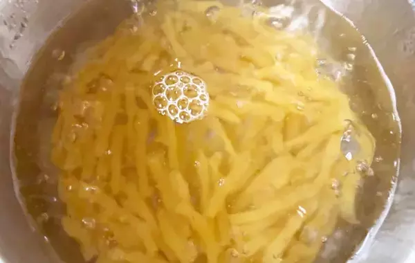 スーパーの安いカニカマが、贅沢な味に！？　タマネギに牛乳を入れて…