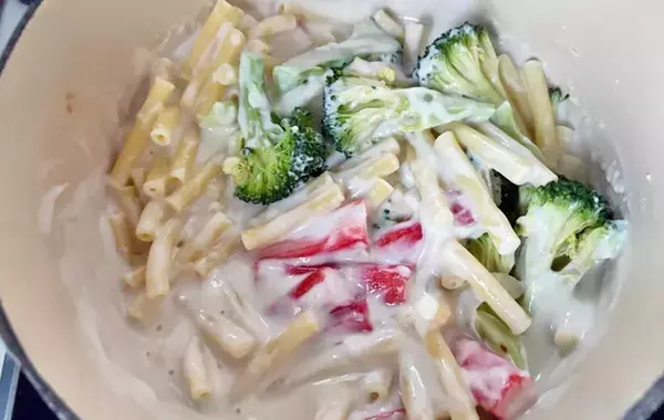 スーパーの安いカニカマが、贅沢な味に！？　タマネギに牛乳を入れて…