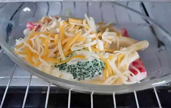 スーパーの安いカニカマが、贅沢な味に！？　タマネギに牛乳を入れて…