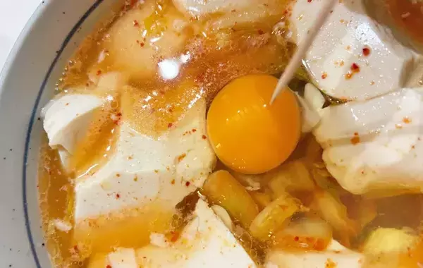 レンチンで作る『スープ』　豚バラと豆腐を用意して…「ピリッと辛くて最高！」「家で作れたんだ」