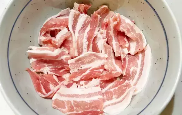 レンチンで作る『スープ』　豚バラと豆腐を用意して…「ピリッと辛くて最高！」「家で作れたんだ」