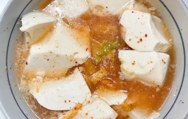 レンチンで作る『スープ』　豚バラと豆腐を用意して…「ピリッと辛くて最高！」「家で作れたんだ」