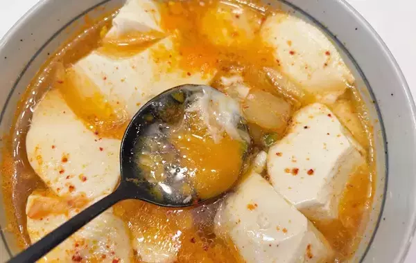 レンチンで作る『スープ』　豚バラと豆腐を用意して…「ピリッと辛くて最高！」「家で作れたんだ」