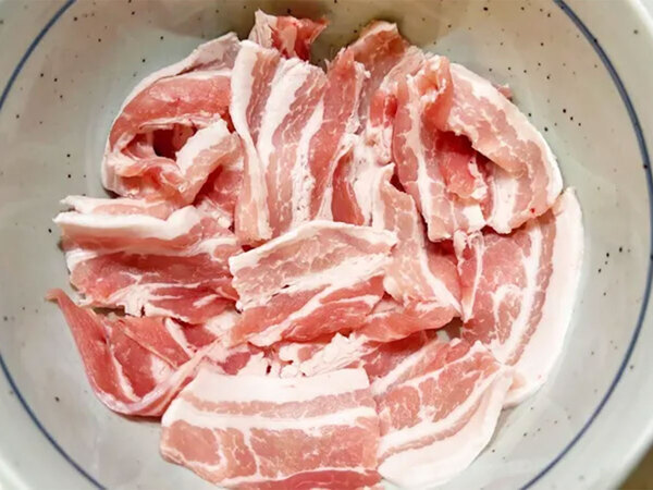 レンチンで作る『スープ』　豚バラと豆腐を用意して…「ピリッと辛くて最高！」「家で作れたんだ」