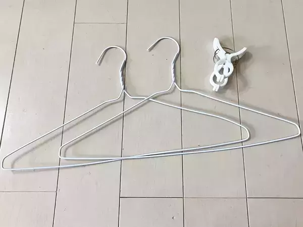 外干し失敗が減？　ハンガー2本使いで洗濯が落ちない！