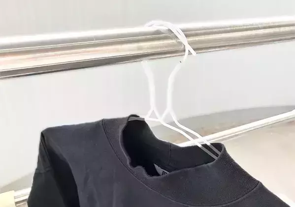 外干し失敗が減？　ハンガー2本使いで洗濯が落ちない！