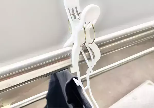 外干し失敗が減？　ハンガー2本使いで洗濯が落ちない！