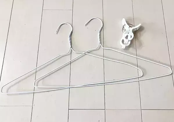 外干し失敗が減？　ハンガー2本使いで洗濯が落ちない！