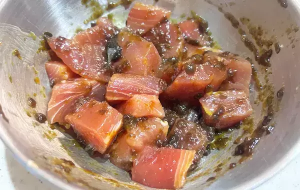 大さじ1杯入れてみて！　醤油を使わない『漬けマグロ』に家族が大絶賛