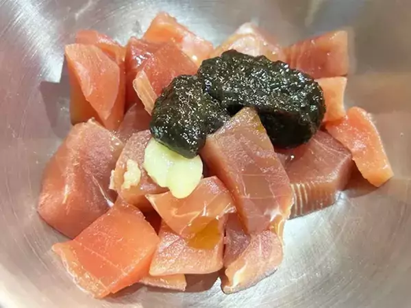 大さじ1杯入れてみて！　醤油を使わない『漬けマグロ』に家族が大絶賛
