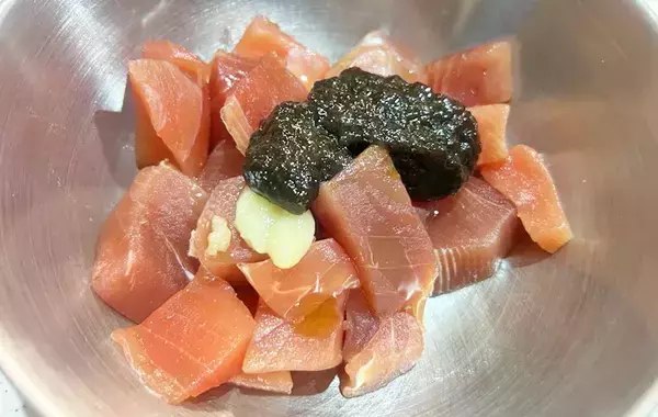 大さじ1杯入れてみて！　醤油を使わない『漬けマグロ』に家族が大絶賛