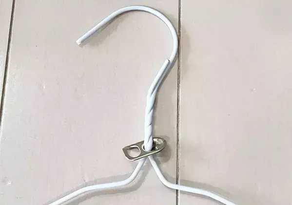 空き缶のプルタブ、捨てないで！　ハンガー2本と組み合わせると…【ライフハック】