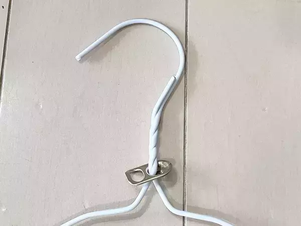 空き缶のプルタブ、捨てないで！　ハンガー2本と組み合わせると…【ライフハック】