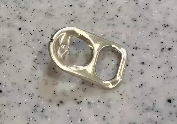 空き缶のプルタブ、捨てないで！　ハンガー2本と組み合わせると…【ライフハック】