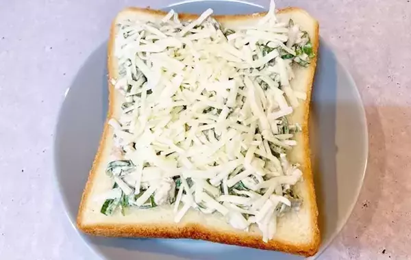 ツナマヨと混ぜたのは…　食パンの新たな食べ方に「驚くほど合う！」