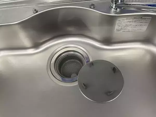 専用洗剤は買わなくていい！　お湯だけで詰まりを防ぐ知恵に「賢い」「節約に効く」【掃除の裏技4選】