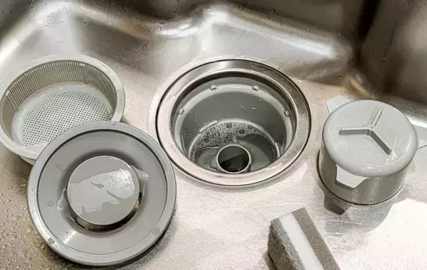 専用洗剤は買わなくていい！　お湯だけで詰まりを防ぐ知恵に「賢い」「節約に効く」【掃除の裏技4選】