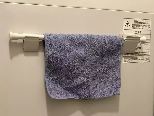 マグネットクリップの上につっぱり棒をのせれば？　100均アイテムの活用法に「目からウロコ」