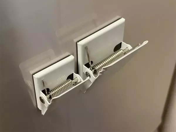 マグネットクリップの上につっぱり棒をのせれば？　100均アイテムの活用法に「目からウロコ」