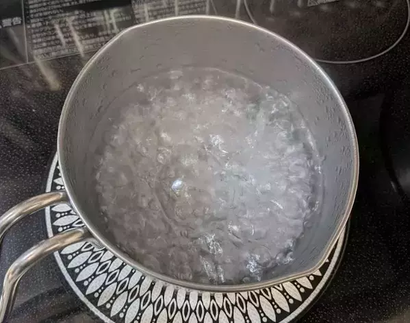 ミカンを鍋で『1分』茹でると？　思わぬ変化に「知らなかった」「別物だわ」