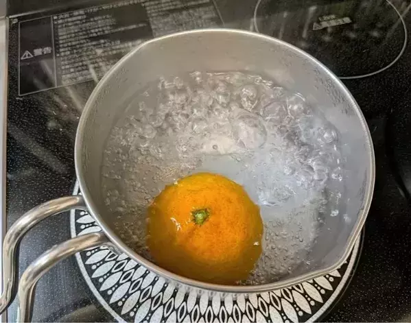 ミカンを鍋で『1分』茹でると？　思わぬ変化に「知らなかった」「別物だわ」