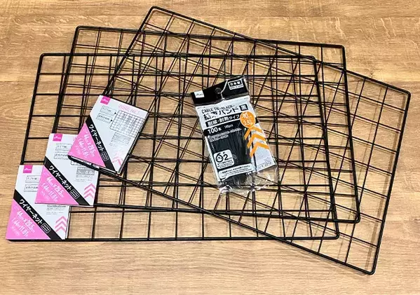 ワイヤーネット3つをずらして繋げて？　取り出しラクな新収納が完成！