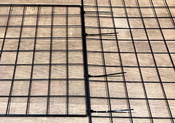 ワイヤーネット3つをずらして繋げて？　取り出しラクな新収納が完成！