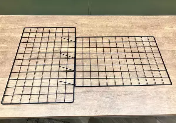 ワイヤーネット3つをずらして繋げて？　取り出しラクな新収納が完成！