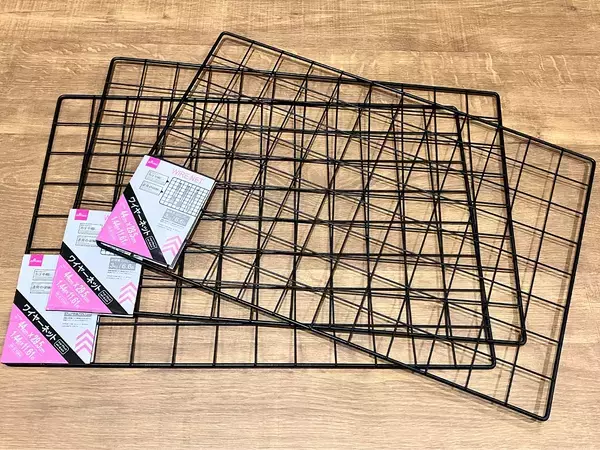 ワイヤーネット3つをずらして繋げて？　取り出しラクな新収納が完成！