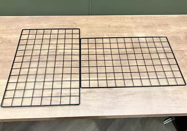 ワイヤーネット3つをずらして繋げて？　取り出しラクな新収納が完成！