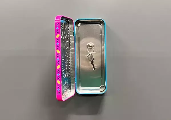 お菓子の缶、捨てないで！　100均フックとくっつけたら便利アイテムに！