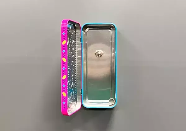 お菓子の缶、捨てないで！　100均フックとくっつけたら便利アイテムに！