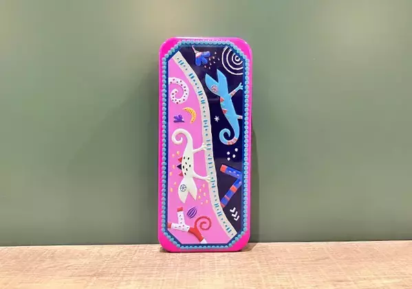 お菓子の缶、捨てないで！　100均フックとくっつけたら便利アイテムに！